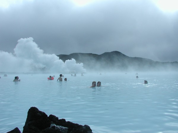 Η γαλάζια λίμνη στην Ισλανδία είναι ένα τουριστικό πάρκο σε ηφαίστειο.